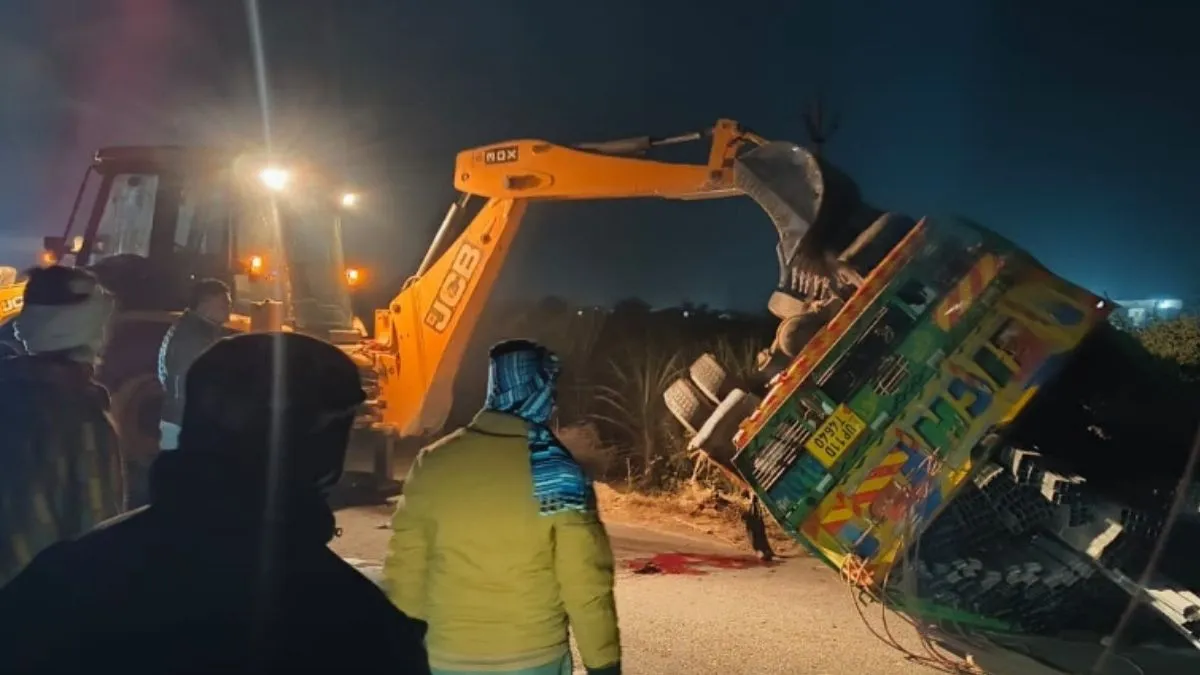 Shamli Accident: पाइप लदे ट्रक की टक्कर से बाइक सवार की मौत, 50 मीटर तक शव को खींचकर ले गया ट्रक
